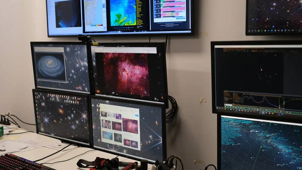 Astronomi Çalışmak Analiz Etmek Için Gökyüzündeki Yıldızları Gösteren Bir Bilgisayar — Stok fotoğraf