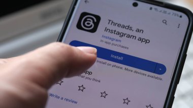 Android akıllı telefonuna Instagram İplik uygulaması yükleniyor. Jakarta, 12 Temmuz 2023.