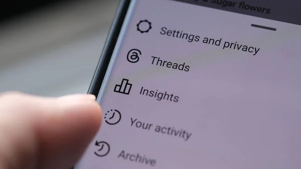 Android akıllı telefonuna Instagram İplik uygulaması yükleniyor. Jakarta, 12 Temmuz 2023.