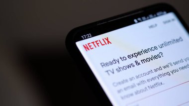 NETFLIX uygulaması akıllı telefona yüklendi. Üyelik için kayıt ekranının 3 adımından 1 'ini göster. Jakarta, 17 Temmuz 2023.