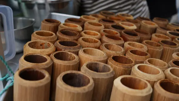 Bambu tüpü Putu keki yapmak için kullanılır. Endonezya yemekleri.