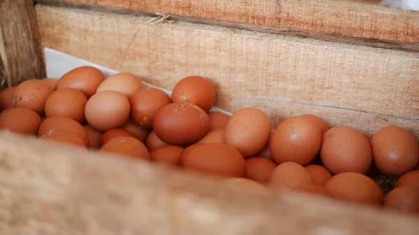 Органические Свежие Куриные Яйца Деревянной Коробке — стоковое фото
