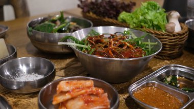 Kore barbekü lokantasında mangal için garnitür..