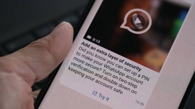 Resmî WhatsApp Hesabından ilave katman güvenliği için bir mesaj. Sydney, 6 Ağustos 2023.