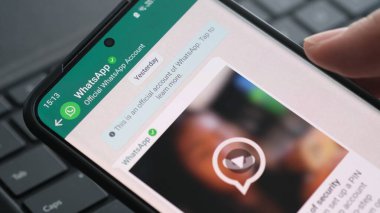 Resmî WhatsApp Hesabından ilave katman güvenliği için bir mesaj. Sydney, 6 Ağustos 2023.