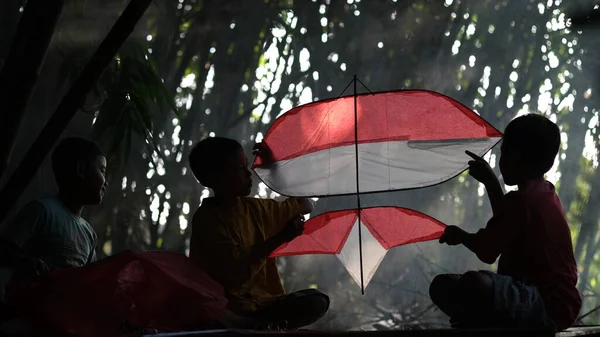 Детки Делают Воздушных Змеев Плакат День Независимости Индонезии Манкул Город — стоковое фото