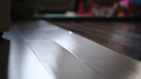 Genişleme nedeniyle oturma odasının ahşap zemininde kıvrım var..