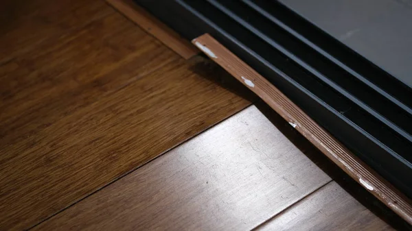 Oturma odasındaki genişlemeden dolayı ahşap kaplama..