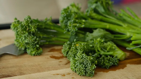 Fresh Broccolini Vegetables Cutting Board — Stock Photo, Image