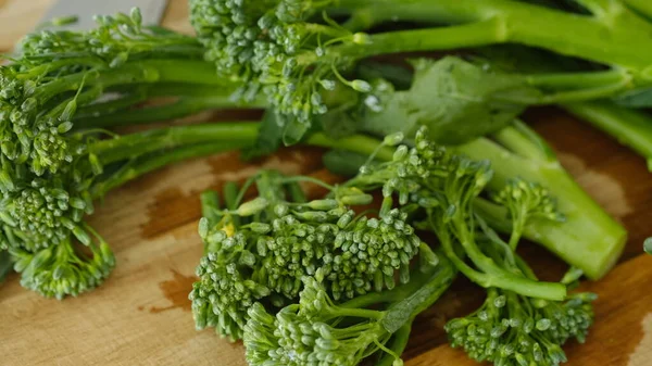 Sayuran Brokolini Segar Atas Papan Potong — Stok Foto