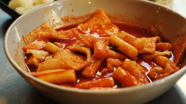 Tteokbokki ya da pirinç keki, küçük boy garae-tteok veya tteokmyeon veya yaygın olarak tteokbokki-tteok olarak bilinen bir Kore yemeğidir..