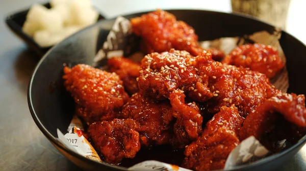 Soy Spicy Korean Fried Chicken Black Plate — Stock Photo, Image