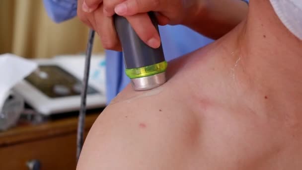 Terapêutica Ultrassom Terapia Nas Costas Pescoço Para Dor Muscular — Vídeo de Stock