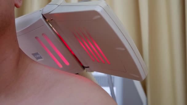 Fisioterapia Com Máquina Luz Infravermelha Ombro Masculino — Vídeo de Stock