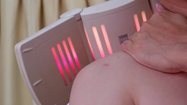 Physiotherapie Mit Infrarotlichtmaschine Auf Der Schulter Eines Mannes — Stockvideo