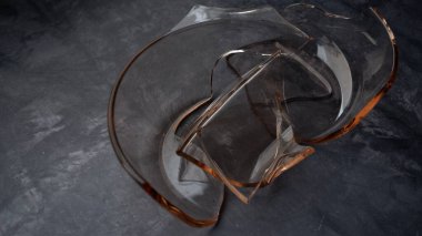 Masadaki kırık pireks tabağı..