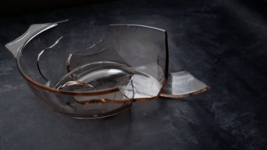 Masadaki kırık pireks tabağı..