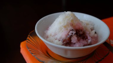 Kırmızı fasulyeli buzlu rendelenmiş fasulye, kasava bandı, cendol ve tatlandırılmış konsantre süt.