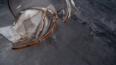 Masadaki kırık pireks tabağı..