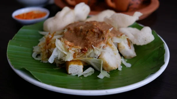 Kupat Tahu Traditionell Indonesisk Mat Gjord Stekt Ketupat Tofu Kål — Stockfoto