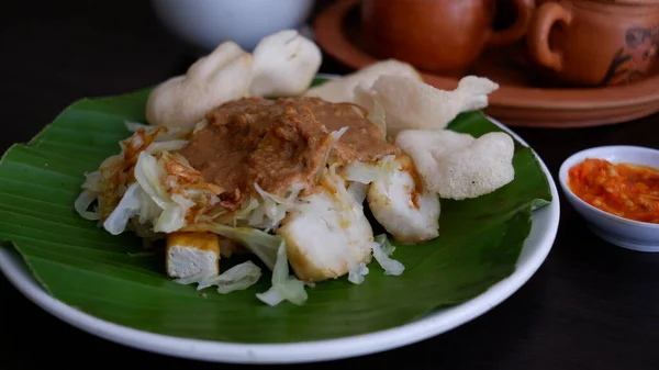 Kupat Tahu Traditionell Indonesisk Mat Gjord Stekt Ketupat Tofu Kål — Stockfoto