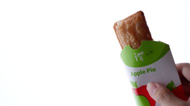 McDonald 's Elma Turtası' nı soyutlanmış beyaz üzerinde tutarken