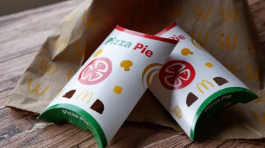 Kağıt torbada McDonald 's Pizza Turtası.