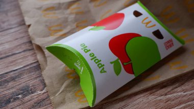 Kağıt torbada McDonald 's Elmalı Turtası