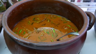 Gudeg pirinci için kil fıçısında Krecek sosu. Endonezya yemeği. Sığır derisi.