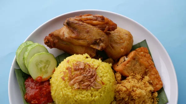 Nasi Kuning Atau Nasi Kuning Dengan Ayam Goreng Tradisional Tahu — Stok Foto