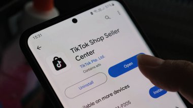 Android akıllı telefonunda satıcı için TikTik Shop uygulaması. Jakarta, 5 Ekim 2023.