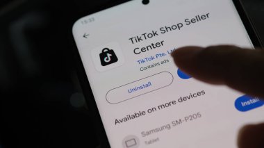 Android akıllı telefonunda satıcı için TikTik Shop uygulaması. Jakarta, 5 Ekim 2023.