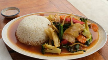 Pirinçli orman körisi. Sebze ve baharatlı baharatlı baharatlı Tayland körisi, hindistan cevizi sütü olmadan pişirilir..