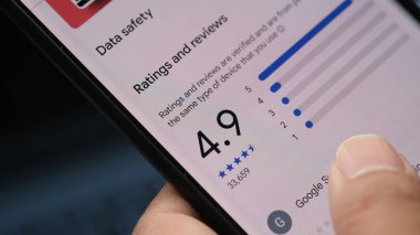 Google Play Store 'da uygulamanın 4.9 puan derecelendirilmesi ve gözden geçirilmesi. Sydney, 14 Ağustos 2023.