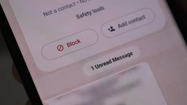 Cep telefonunda olmayan kişi telefon numarası için WhatsApp uygulamasındaki ileti özelliklerini engelle.