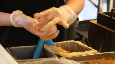 Hotteok 'u et ve mozarella peyniri ile doldurmak. Kore yemeği..