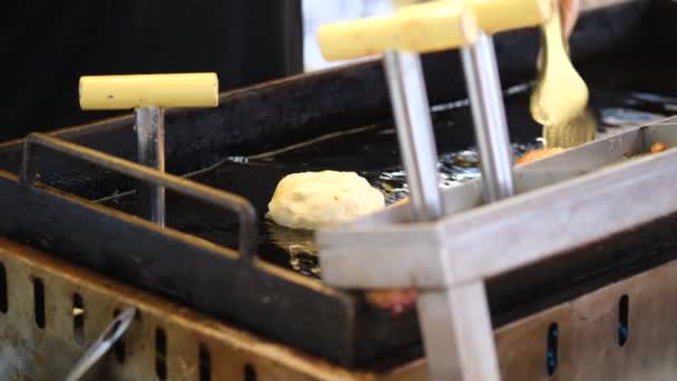 Τηγανητό Hotteok Ένα Κορεάτικο Σνακ Στο Δρόμο Κορεάτικα Τρόφιμα — Αρχείο Βίντεο