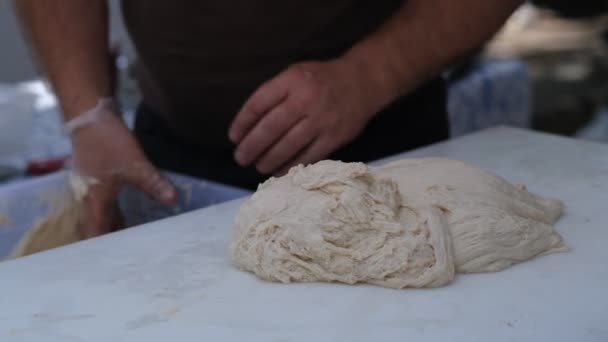 Een Man Bereidt Een Dought Voor Maak Een Hongaarse Kurtost — Stockvideo