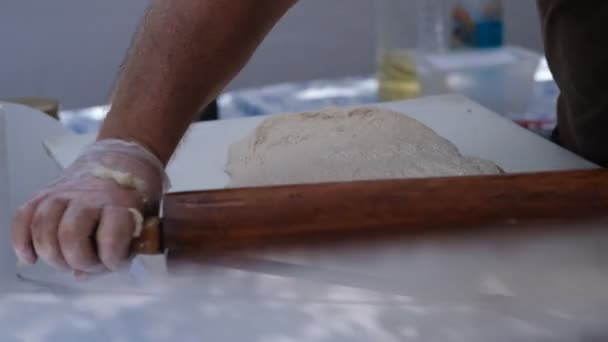 Een Man Bereidt Een Dought Voor Maak Een Hongaarse Kurtost — Stockvideo