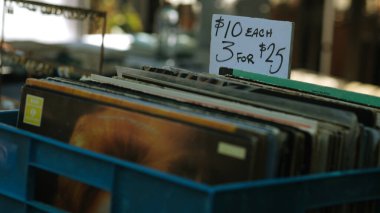 Vinil müzik hafta sonu pazarında indirimde. Sydney, 28 Kasım 2023.
