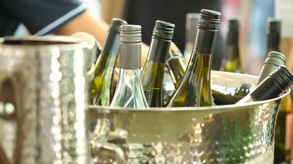 Havzada şarap şişeleri.