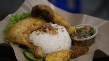 Geleneksel sambal Pecak soslu kızarmış tavuk. Endonezya yemekleri.