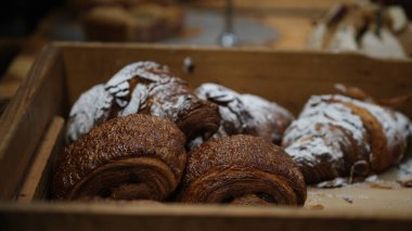 Tahta tepside hamur kruvazörü.