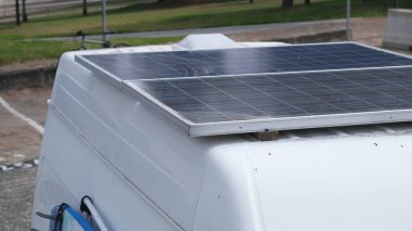 Bir arabanın güneş ışığı enerjisi için güneş paneli.