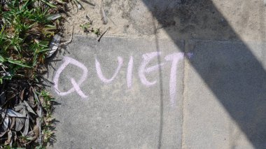 Beton zeminde sessiz bir kelime yazıyor..