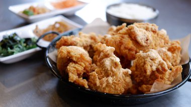 Siyah tabakta Kore usulü kızarmış tavuk..