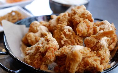 Siyah tabakta Kore usulü kızarmış tavuk..