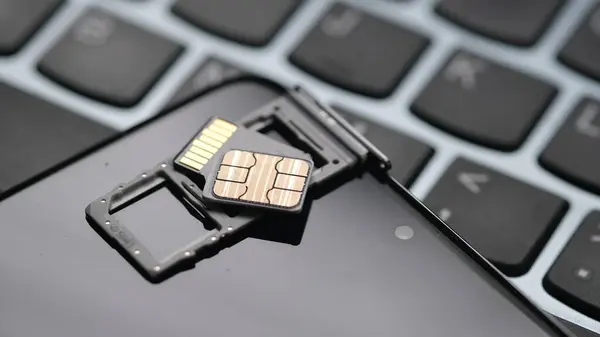 Akıllı telefondaki MircoSD hafıza kartı ve mobil Nano sim kartı için hibrid simülasyon tepsisi.