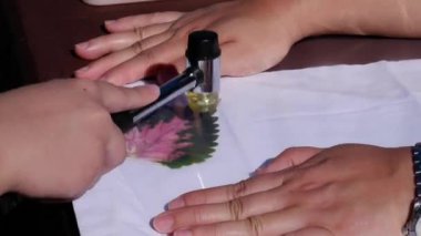Taze çiçekli kumaş üzerinde eko parmak izi.