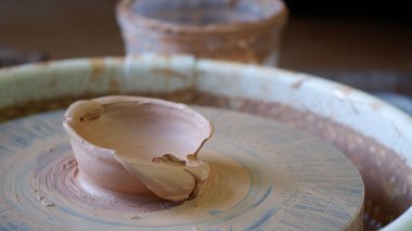 Fırlatma çarkındaki bitmemiş kil plaka.